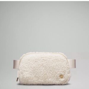 Lululemon everywhere belt bag - white Sherpa